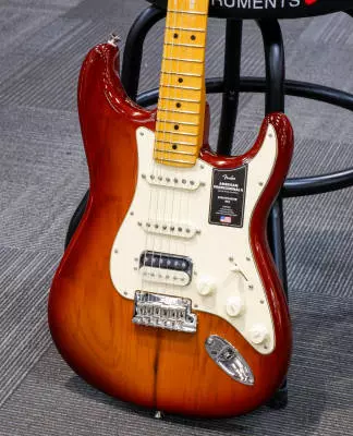 Fender - American Professional II Stratocaster HSS, Maple Fingerboard - Sienna Sunburst 2